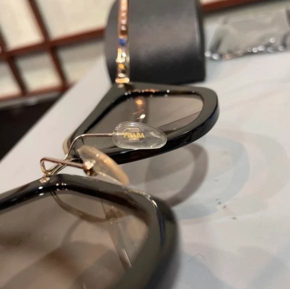 Authentic Prada women’s Oversized Sunglasses - Picture 3 of 4